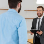 ¿Cómo tratar al cliente inmobiliario en la visita cara a cara? Foto by Freepik