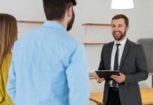 ¿Cómo tratar al cliente inmobiliario en la visita cara a cara? Foto by Freepik