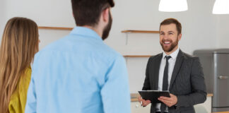 ¿Cómo tratar al cliente inmobiliario en la visita cara a cara? Foto by Freepik