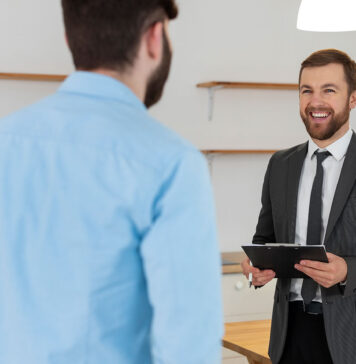 ¿Cómo tratar al cliente inmobiliario en la visita cara a cara? Foto by Freepik