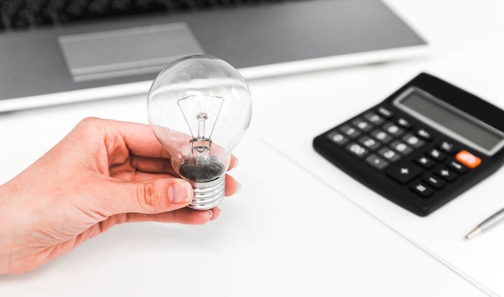 Cómo cambiar el titular de tu contrato de luz - Foto Freepik