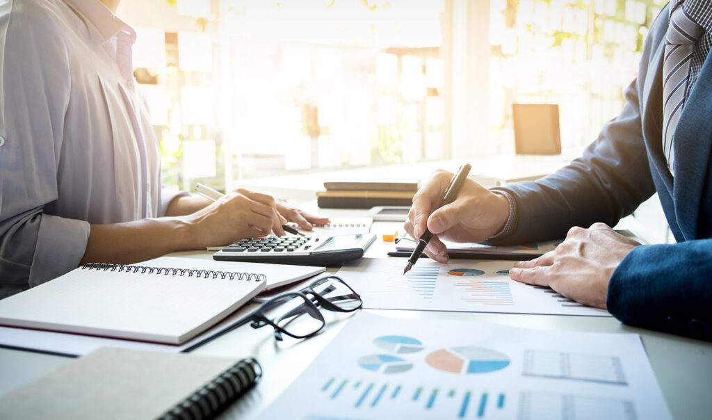 Cómo resolver tus adeudos con CFE: Guía completa para obtener tu constancia de no adeudo en 2025 - Foto Freepik