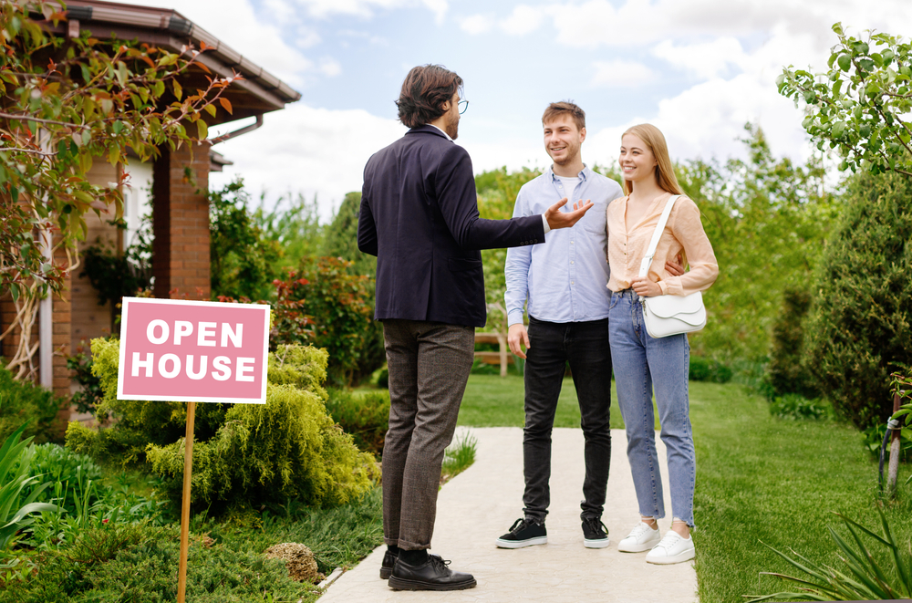 Broker enseñando casa para vender