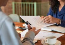 Contrato de subarrendamiento en México: guía y formato Dos personas revisando cláusulas de un contrato de subarrendamiento