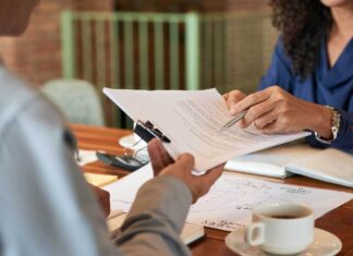 Contrato de subarrendamiento en México: guía y formato Dos personas revisando cláusulas de un contrato de subarrendamiento