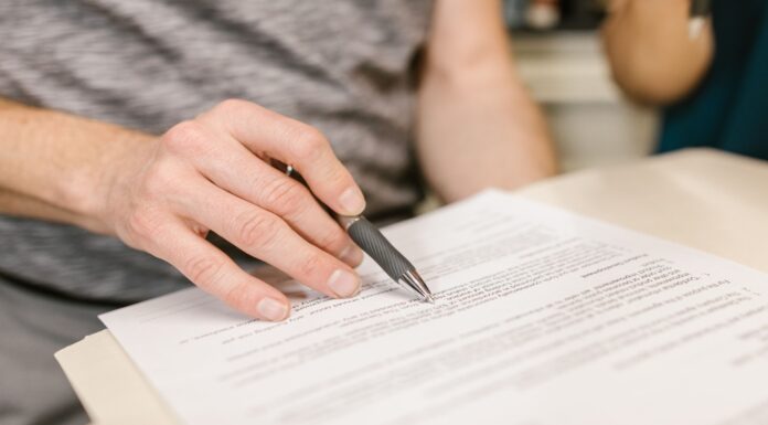 Contrato de arrendamiento para departamentos compartidos (roomies): qué debe incluir y cómo proteger a todas las partes Persona firmando un contrato de arrendamiento para departamento compartido con roomies