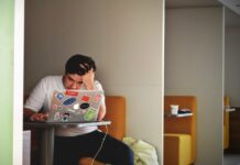 ¿Qué pasa con tu crédito Infonavit si pierdes tu empleo? Guía para proteger tu patrimonio Persona preocupada por su crédito Infonavit tras perder su empleo