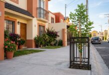 ¿Cómo decorar la fachada de una casa Infonavit con poco dinero? 10 ideas que pueden hacerla lucir completamente diferente Fachada básica de una casa Infonavit sin decoración
