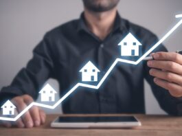 Leads inmobiliarios: 5 errores de gestión que frenan tus ventas Agente inmobiliario señalando un gráfico ascendente que representa el crecimiento en la gestión de leads inmobiliarios