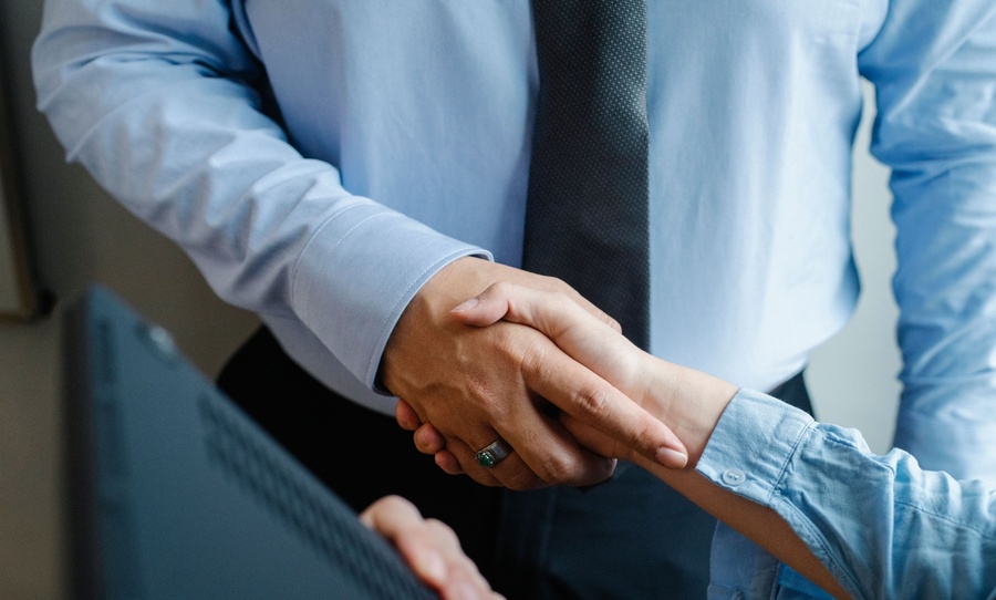 Cierre de una negociación exitosa entre asesor inmobiliario y cliente
