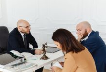 ¿Quién paga los gastos notariales en una compraventa? El debate que sigue dividiendo a compradores y vendedores Pareja preocupada durante una reunión sobre gastos notariales de compraventa
