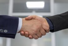Técnicas de negociación avanzadas para defender tu comisión del 5% o 6% sin titubear: lo que hacen los asesores inmobiliarios más exitosos Asesor inmobiliario y propietario cerrando un acuerdo de comisión