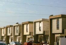 Checklist legal antes de comprar una casa en México Fila de casas de dos pisos en un fraccionamiento de México, un repaso del checklist legal antes de comprar una casa