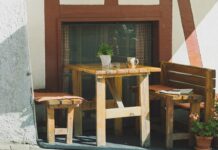 Ideas de patios pequeños modernos para casas de interés social: transforma cada metro cuadrado en un espacio funcional Ideas de patios pequeños modernos para casas de interés social con comedor exterior